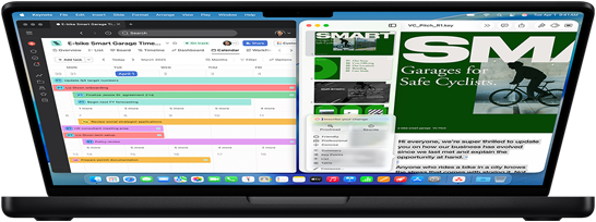 Delvis åpen MacBook Pro som viser to dokumenter på en delt skjerm.