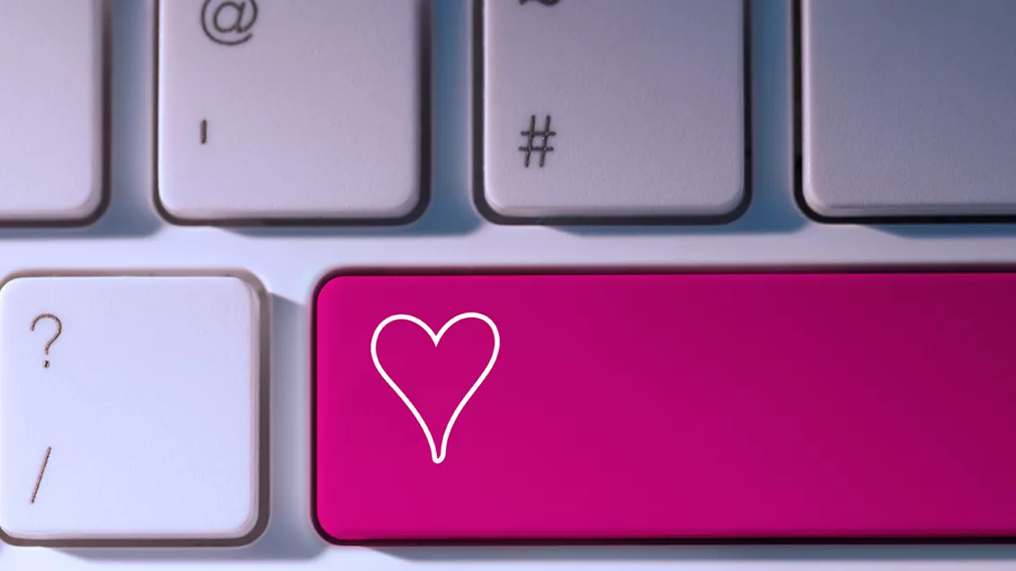 Hvitt hjerte på mørkerosa tastaturknapp