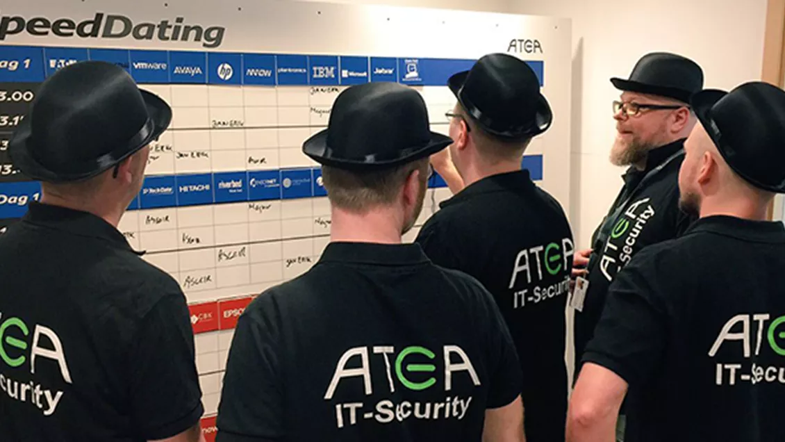 Fem Atea ansatte i sorte t-skjorter og hatt