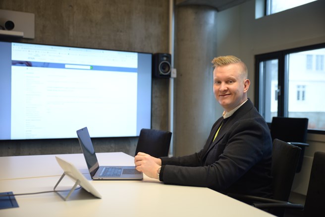 Anders Solstad i et møterom.foto