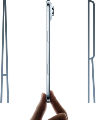 En tommel og pekefinger holder iPhone Air, fra siden, i fargen himmelblå, usedvanlig tynn profil, Fusion-kamerasystem, knapper: sideknapp, Kamerakontroll