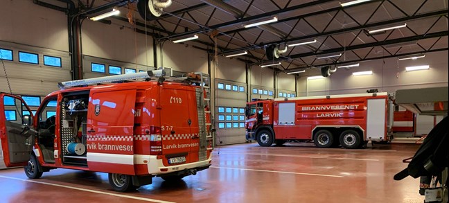 To brannbiler på brannstasjonen til Larvik