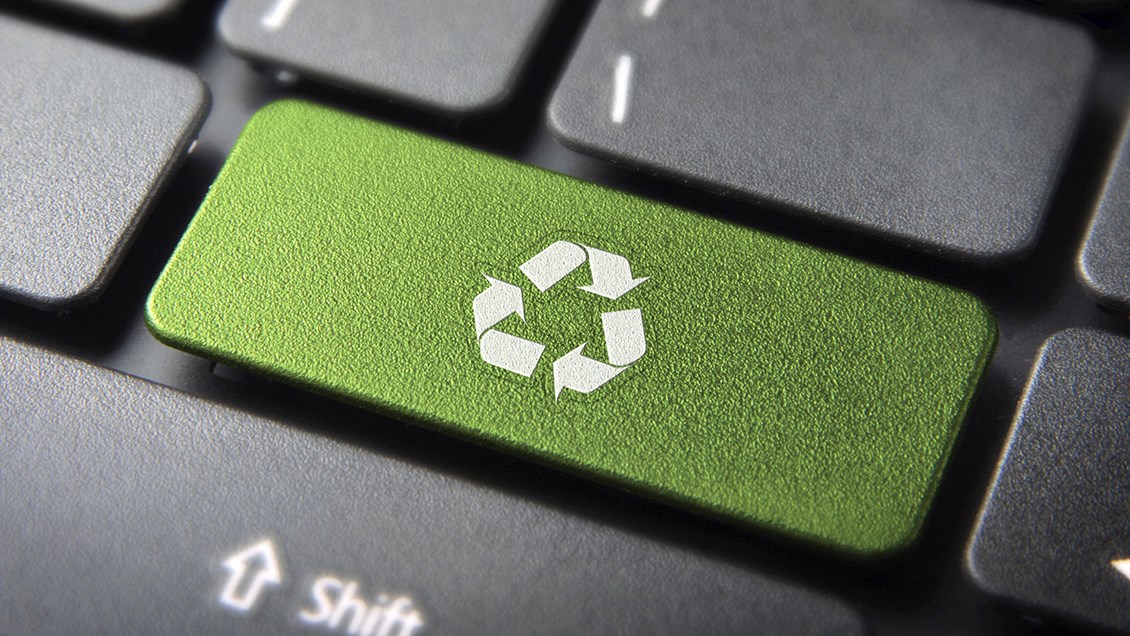 Sort tastatur med grønn resirkuleringsknapp