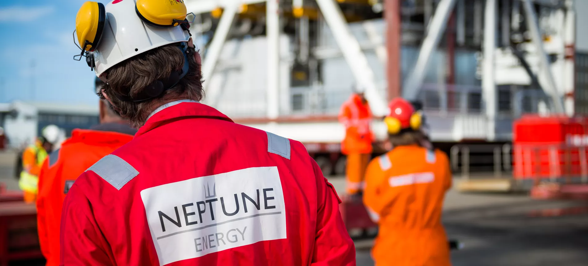 Neptune Energy arbeidere i rød uniform på plattform