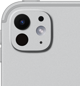iPad Pro i fargen sølv sett fra baksiden. Enheten har et avansert kamerasystem med objektiv med fem elementer og adaptiv True Tone Flash.