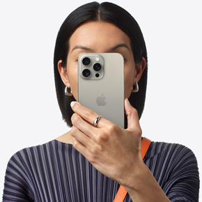 Person som holder iPhone 15 Pro Max foran ansiktet sitt