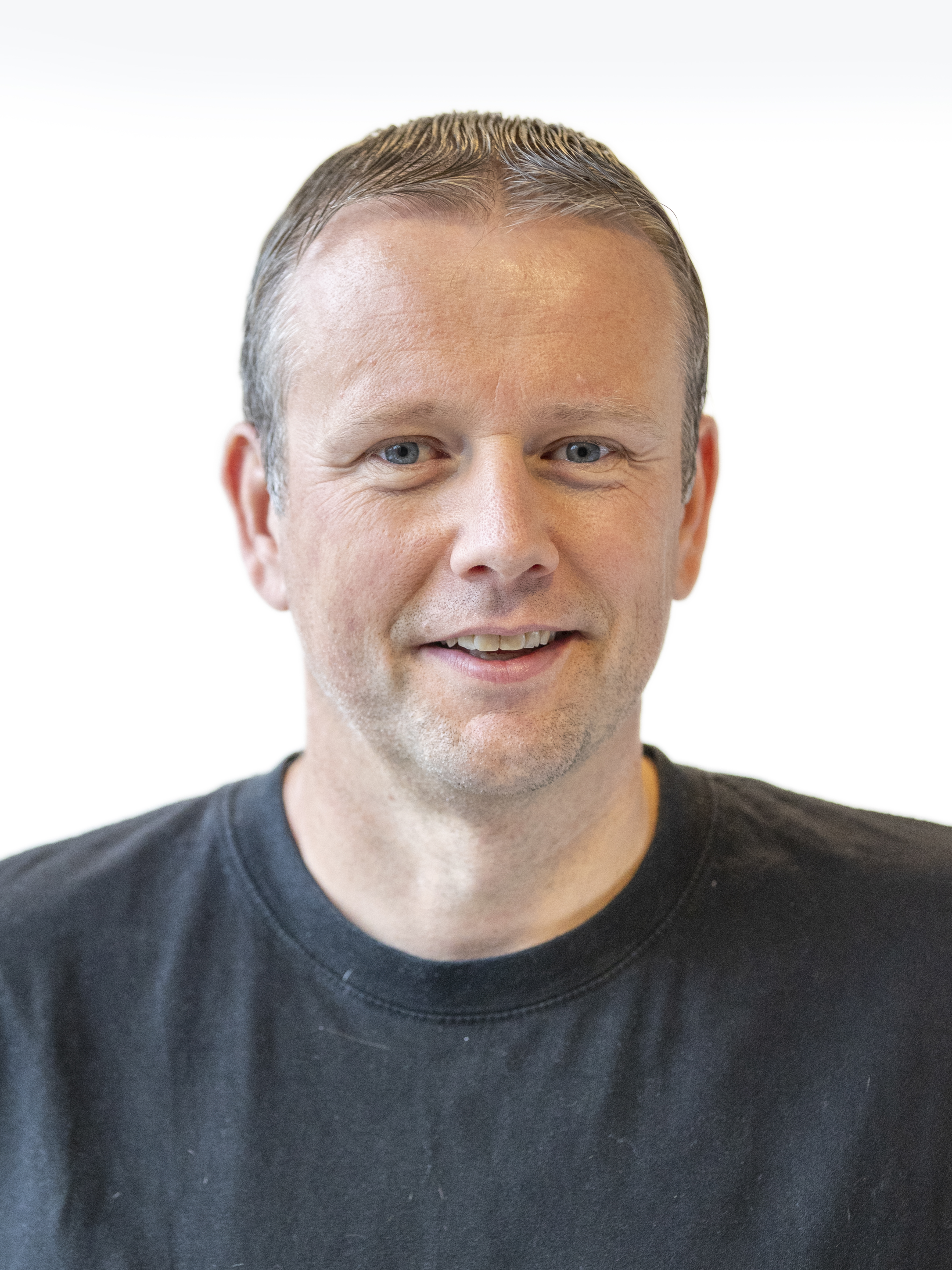 smilende mann på hvit bakgrunn