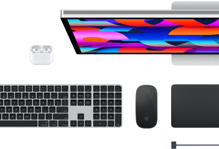 Mac-tilbehør: AirPods, Studio Display, Magic Keyboard, Magic Mouse, Magic Trackpad, MagSafe-ladekabel i midnatt