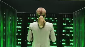 Kvinne foran datasenter
