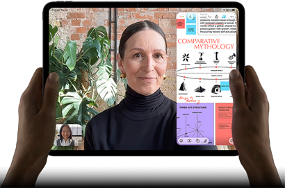 En iPad Pro i fargen stellarsvart vises forfra i liggende retning. Enheten har avrundede hjørner og svart kant rundt skjermen. Den holdes av hender på venstre og høyre side. Skjermen viser en FaceTime-samtale som oversettes direkte, og en lærerik app viser en presentasjon av «Comparative Mythology» med tekst, diagrammer og håndskrevne notater.