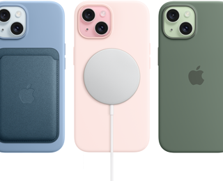 iPhone 15 som viser silikondeksel med MagSafe til iPhone 15, lommebok med MagSafe i finvev, MagSafe-lader, MagSafe Battery Pack.