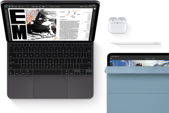 En iPad Pro i fargen stellarsvart vises forfra og er festet til Magic Keyboard. Enheten er åpen, har avrundede hjørner og svart kant rundt skjermen, som viser en app for redigering av artikler med tekst og et bilde av en kvinne som spiller musikk. Airpods 4 i åpent etui. Blått Smart Folio-deksel på iPad Pro med Apple Pencil Pro liggende oppå enheten. Dekselet er delvis åpent slik at skjermen vises.