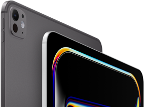 En iPad Pro i fargen stellarsvart vises fra baksiden. Enheten har volumknapper og avansert kamerasystem. En iPad Pro i fargen sølv vises fra forsiden. Enheten har avrundede hjørner og svart kant rundt skjermen, som viser en svart bakgrunn med abstrakt strekgrafikk i ulike farger.