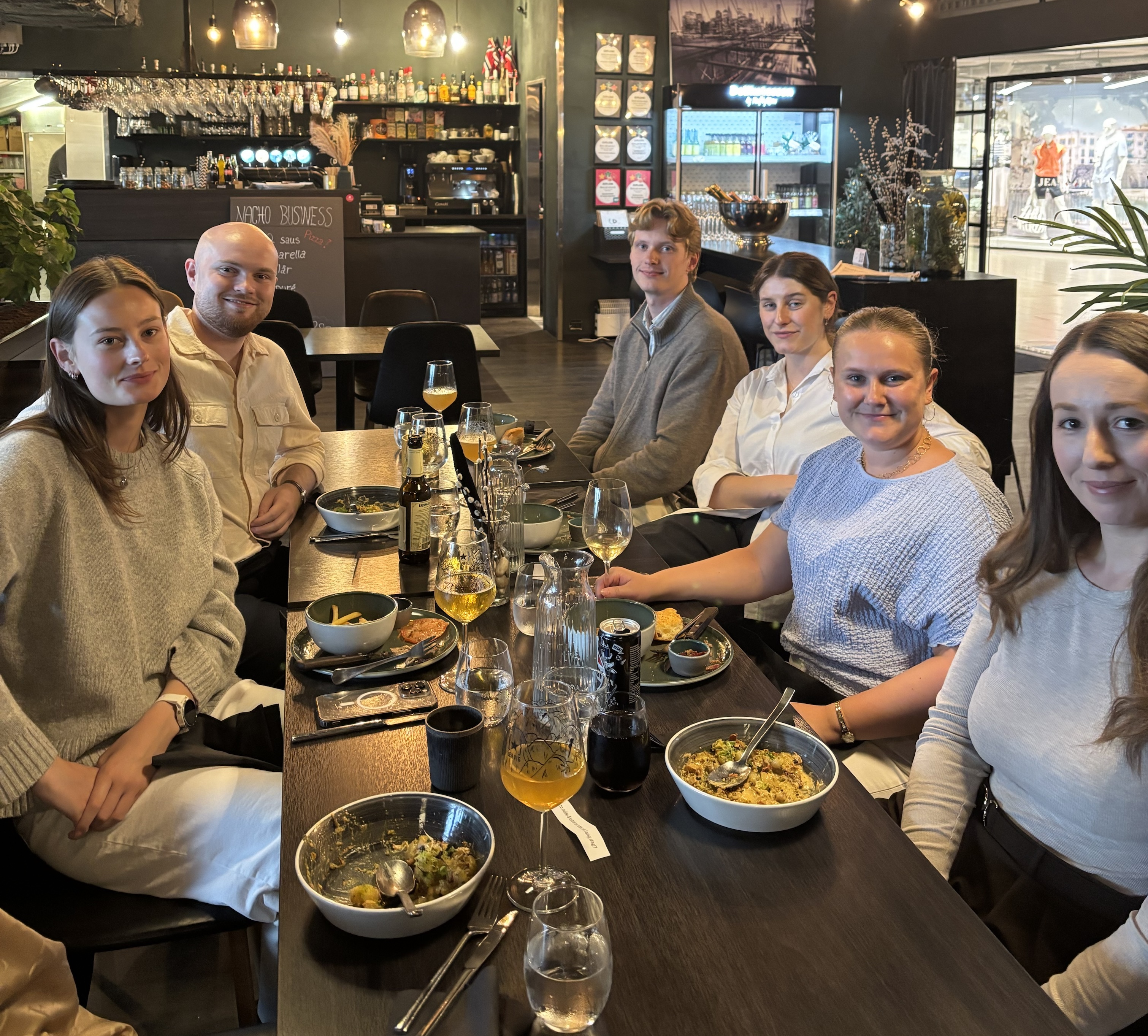Sommerstudentene i Stavanger på restaurantbesøk