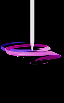 En Apple Pencil Pro i fargen hvit vises fra siden i stående retning. Enheten tegner abstrakte bånddesign i lilla og rosa.